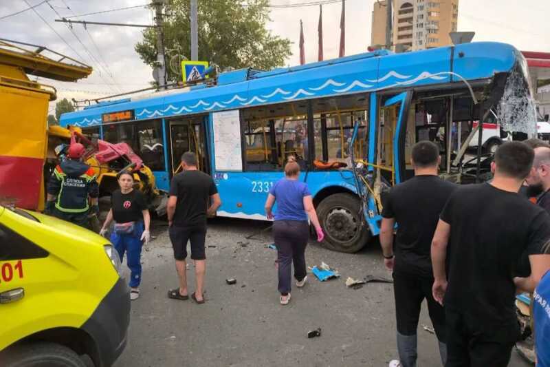 В Саратове троллейбус с пассажирами попал в ДТП: есть пострадавшие