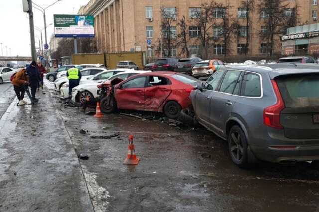 В Москве водитель Volvo протаранил четыре автомобиля