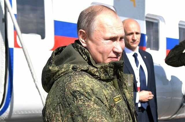 Путин во время посещения штаба «Днепр» сделал подарок военным