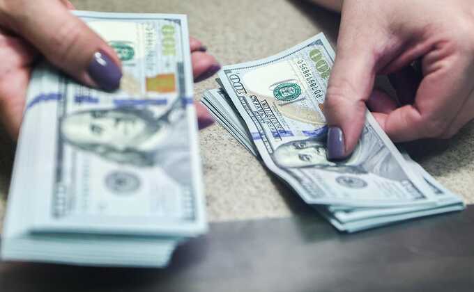 Россияне ускорили продажу наличной валюты в 2024 году