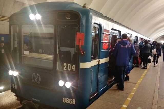 В московском метро пьяный мужчина в военной форме угрожал пассажиру из-за его внешности