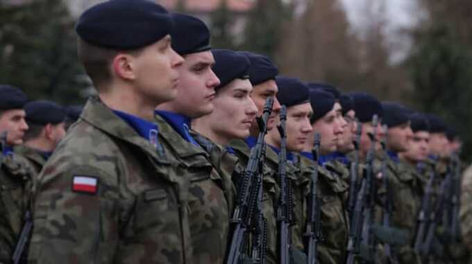 Почти половина молодых поляков готовы добровольно пойти в армию в случае войны
