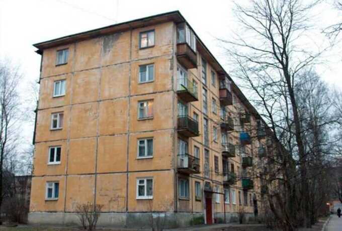 Жители жалуются на трещины в доме, а власти откладывают защиту от землетрясений